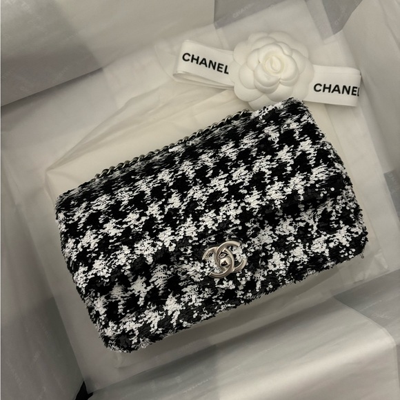 NWT 🖤 CHANEL 24A Black and White Houndstooth Sequin Mini Classic Flap Bag - Picture 1 of 16